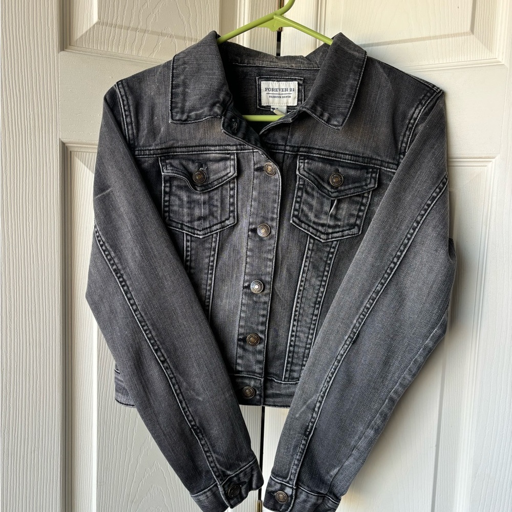 Forever 21 women’s black/grey/distressed cropped denim jacket size small